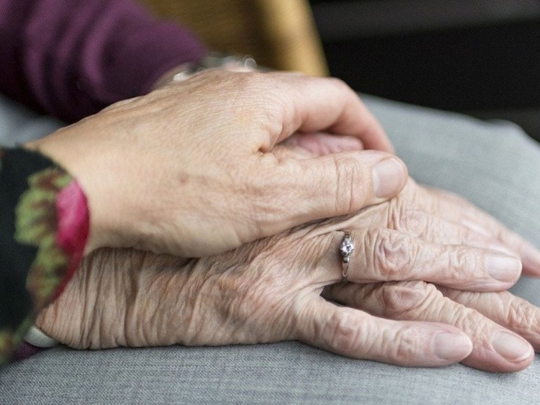 Anziani, ripensare i servizi: “L’isolamento? Quanto di peggio ci possa essere”