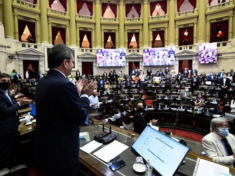 Argentina: passa alla Camera ddl che legalizza aborto, ora sarà discusso al Senato. “Si conferma la divisione del popolo”