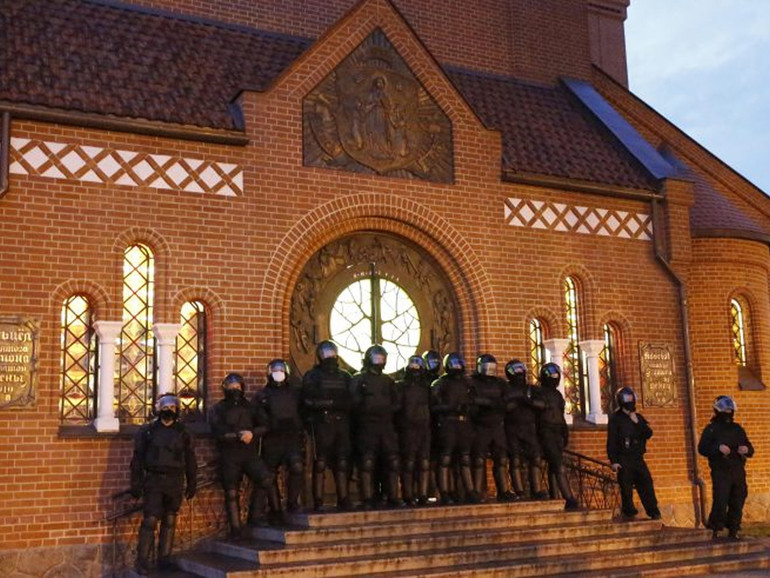 Bielorussia: polizia antisommossa ieri nella chiesa di San Simone e Sant’Elena a Minsk. La protesta dei vescovi cattolici