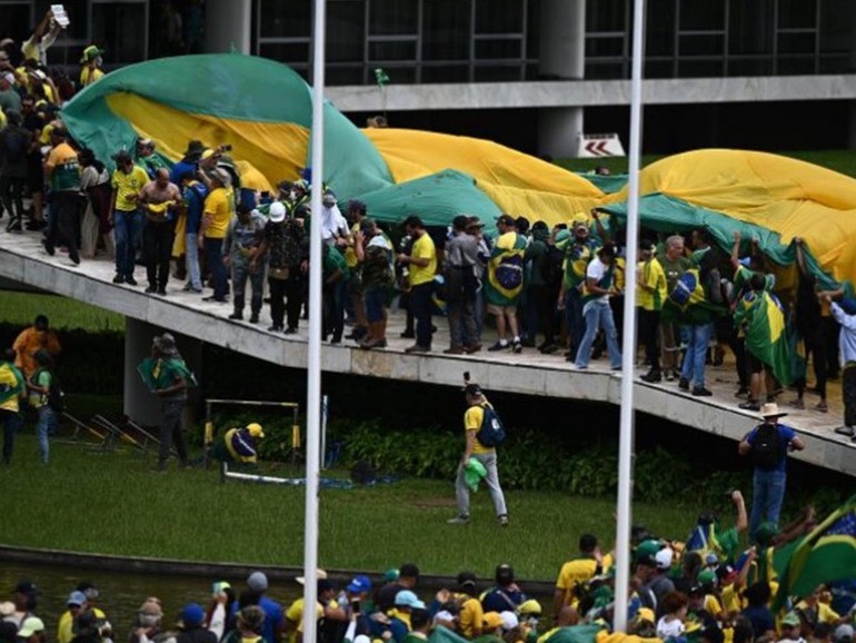 Brasile: assalto a Istituzioni federali a Brasilia. Vescovi, “pace, cessino attacchi. Organizzatori e partecipanti siano ritenuti responsabili”