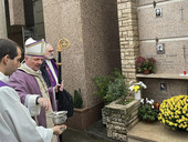 Commemorazione dei fedeli defunti. Il vescovo Claudio benedice la tomba di padre Ezechiele Ramin