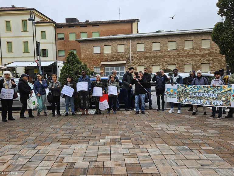 Con i piedi degli altri. Le vicende della scuola per adulti dell’Arcella