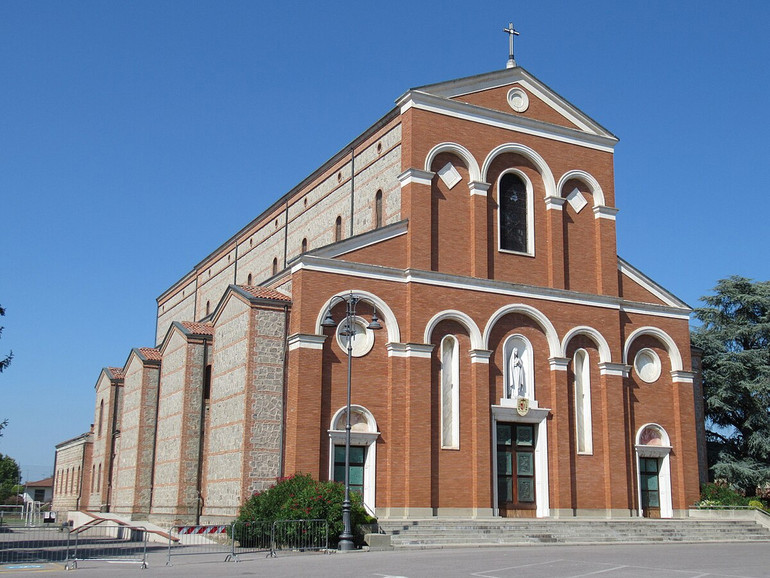 Dal municipio al campanile. Casale di Scodosia. Parla il parroco, don Claudio Bellotto: "Vicini alle sfide della gente"