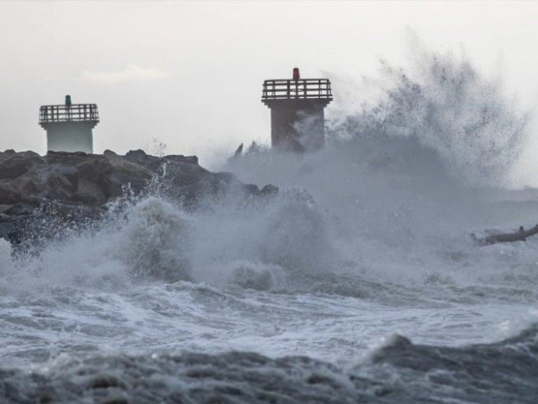 Daniele Spina, l’inventore che ha brevettato una centrale idroelettrica che promette energia infinita dalle onde marine