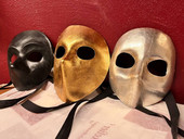 Di maschere e mascherine. Tra le tante maschere del carnevale di Venezia, ce n’è una in particolare che richiama un po’ i giorni nostri