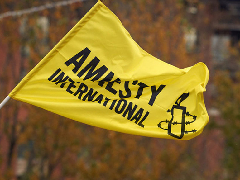 Egitto, tre anni di carcere per una maglietta contro la tortura. Amnesty: “Parodia della giustizia”