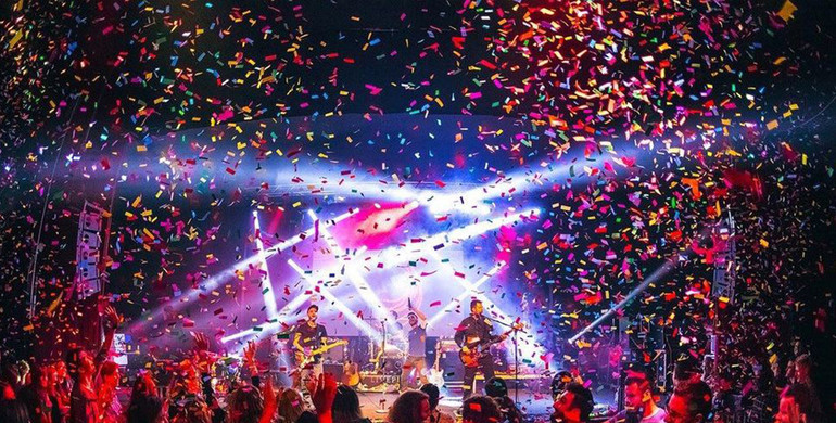 Empatia sul palco: così la musica fa stare bene. Dieci anni di attività per i Liveplay, cover band dei Coldplay