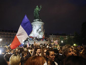 Francia: i ballottaggi premiano Fronte popolare e salvano Macron, lepenisti sconfitti. Paese frammentato