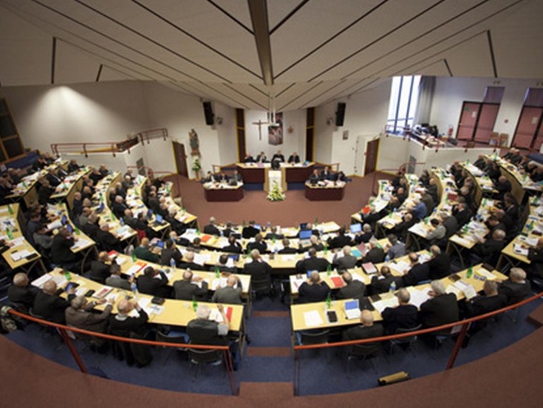 Francia: prove di sinodalità, per la prima volta un’Assemblea plenaria dei vescovi si apre a sacerdoti e laici