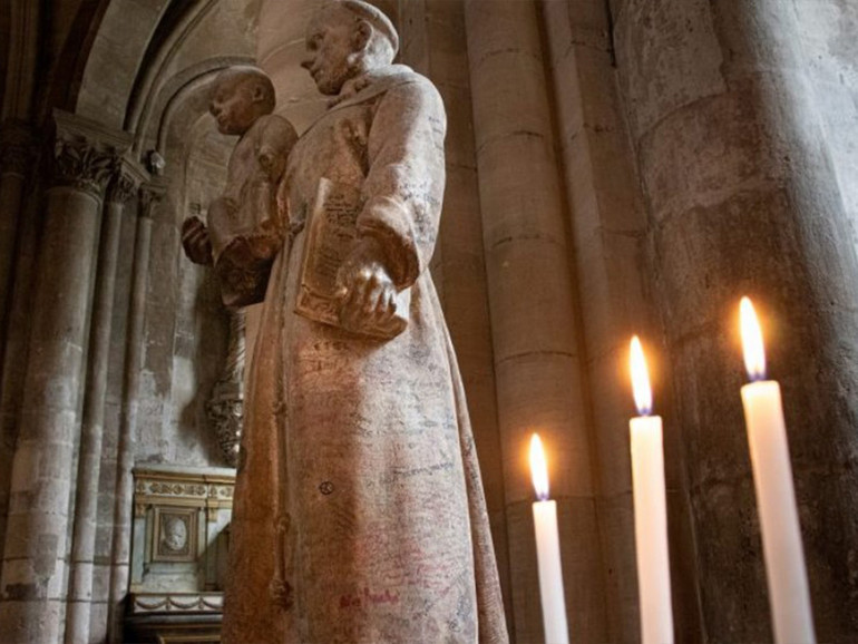 Francia. Parigi, preghiere e nomi sulla statua di Sant’Antonio di Padova nella chiesa di Saint-Germain-des-Prés