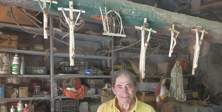 Franco Gatto. Ha scolpito oltre 500 crocifissi di legno. Uno l’ha donato al papa