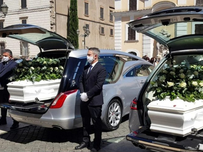 Funerali adolescenti morti a Terni: don Andreani (parroco), “somma ingiustizia la loro morte. Due ragazzi di buon cuore, ‘fregati’ dal male”