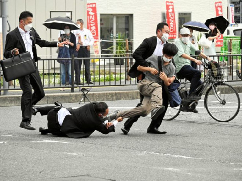 Giappone: morto l’ex premier Shinzo Abe. Padre Lembo: “C’è sgomento, non era mai successo un attacco simile contro un politico”