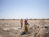 Giornata mondiale rifugiati, Oxfam: “Nei 10 Paesi più colpiti da inondazioni e siccità, sfollati più che raddoppiati”