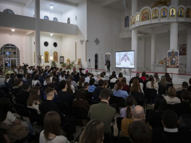 Giovani ucraini in dialogo con Papa Francesco: “Ci ha dato la certezza di non essere dimenticati”