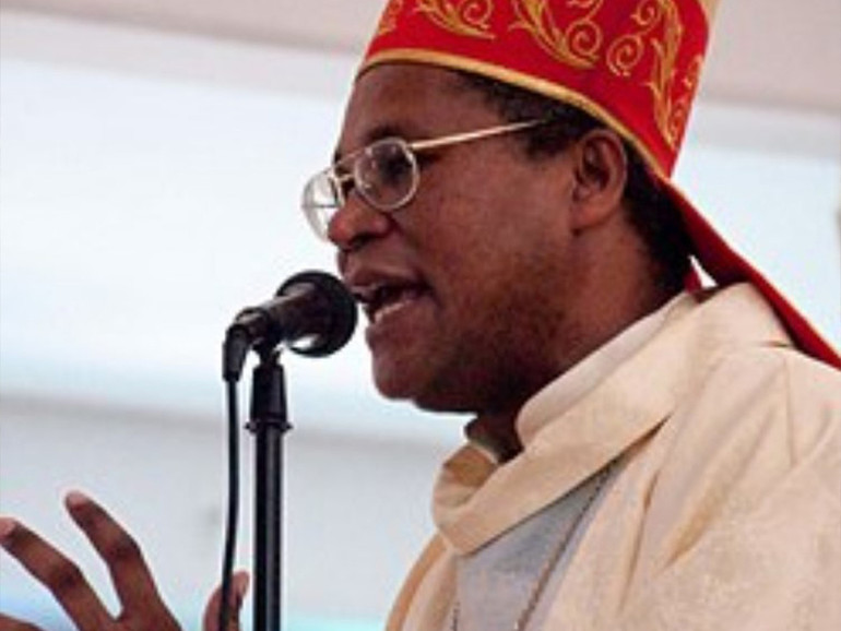 Haiti: il vescovo Dumas ferito in un’esplosione a Port-au-Prince, stato di salute “stabile”