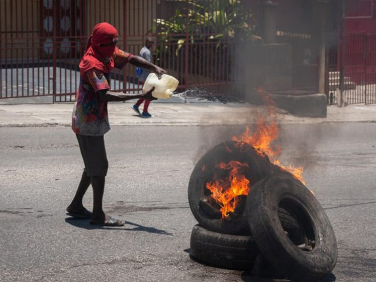 Haiti: mons. Mésidor (Port-au-Prince ), “il popolo aspetta un’azione immediata dalle Forze dell’ordine per il disarmo delle bande illegali”