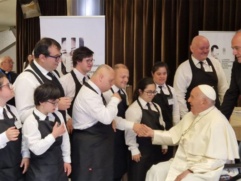 I ragazzi down della coop dei Girasoli a servizio all’Assemblea Cei: “Quanta emozione l’incontro col Papa”