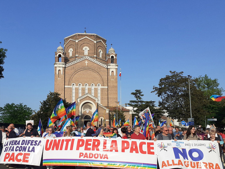 Il flash mob contro le guerre. A Padova e in 12 città della provincia il messaggio "Cessate il fuoco", sabato 7 dicembre