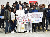 Il Papa e i migranti: “Mai insensibili alle grida degli altri”