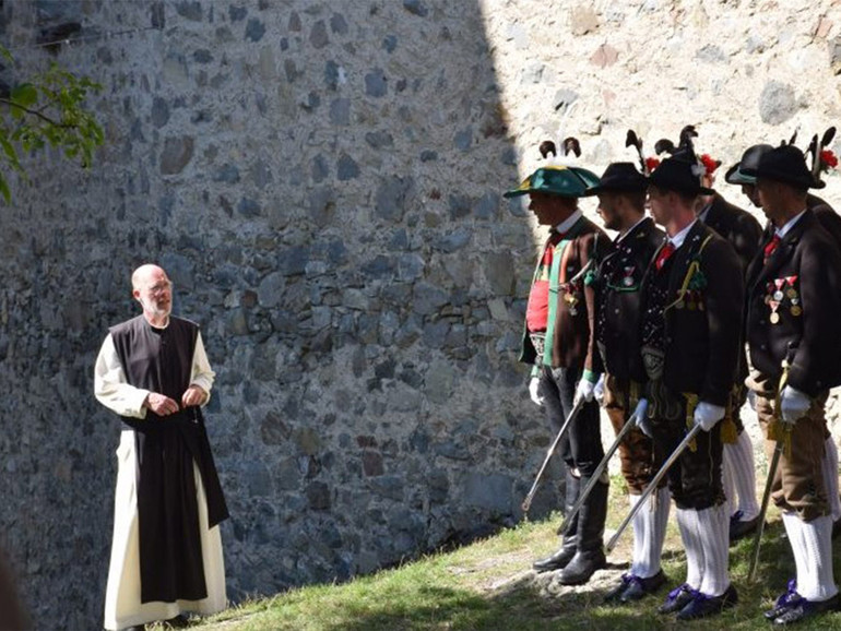 Il parroco dei pellegrini. La festa al monastero per l'ingresso del nuovo parroco