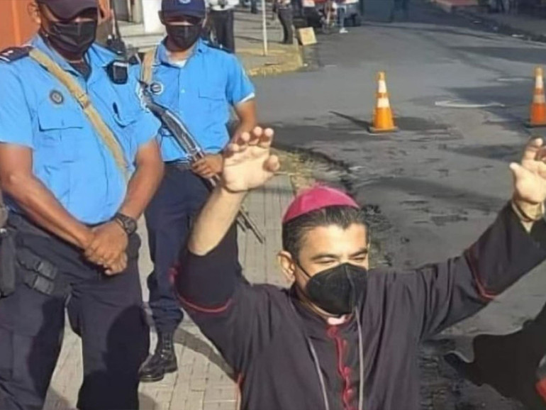 In Nicaragua il regime vuole soffocare la Chiesa cattolica: la stretta passa attraverso il blocco dei conti correnti