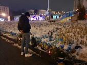 In piazza Maidan una distesa ghiacciata di bandierine in onore dei soldati morti