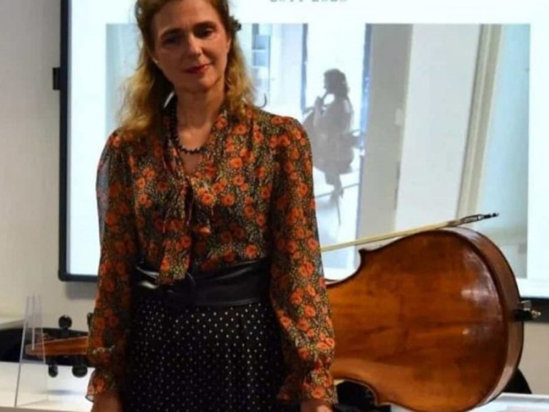 Intervista a Claire Oppert, che aiuta con il suo violoncello, a reagire alla malattia