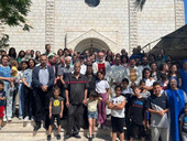 Israele e Hamas: il patriarca Pizzaballa ha visitato la parrocchia latina di Gaza e celebrato la messa con i fedeli. Consegnati aiuti alla popolazione