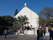 Israele e Hamas: la Via Crucis dei cristiani di Gaza. Parrocchia di nuovo in mezzo alle bombe