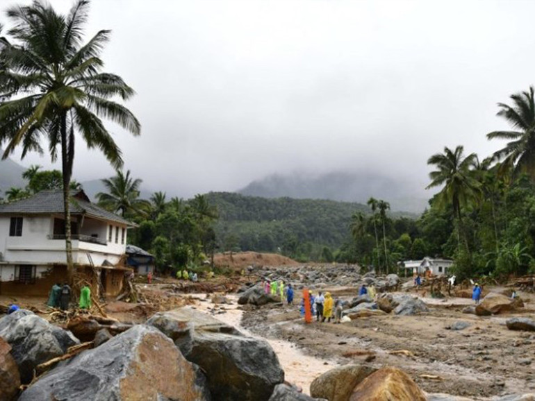 L’India piange le vittime dell’alluvione. Acqua e fango sulle case nel Kerala