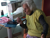 La storia di Luisa, che a 89 anni cuce mascherine nella residenza che la ospita