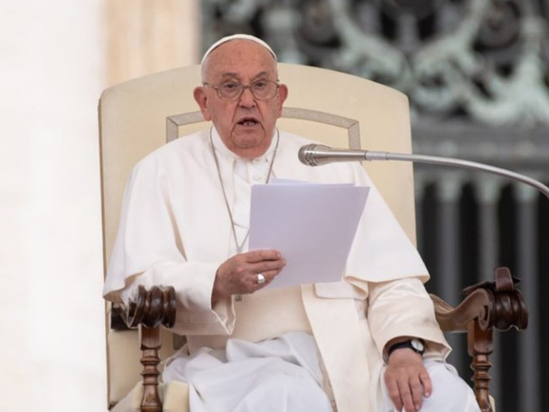 La via dell’umiltà. Quante persone, spiega Francesco, "soffrono e muoiono per lotte di potere"?