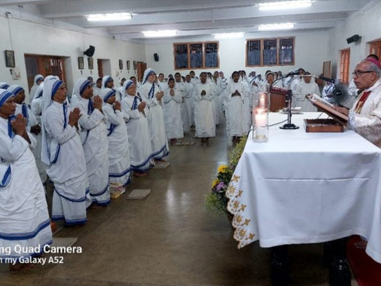 Madre Teresa: l’arcivescovo di Calcutta D’Souza ha celebrato messa nella casa-madre. Preghiera sulla tomba della santa