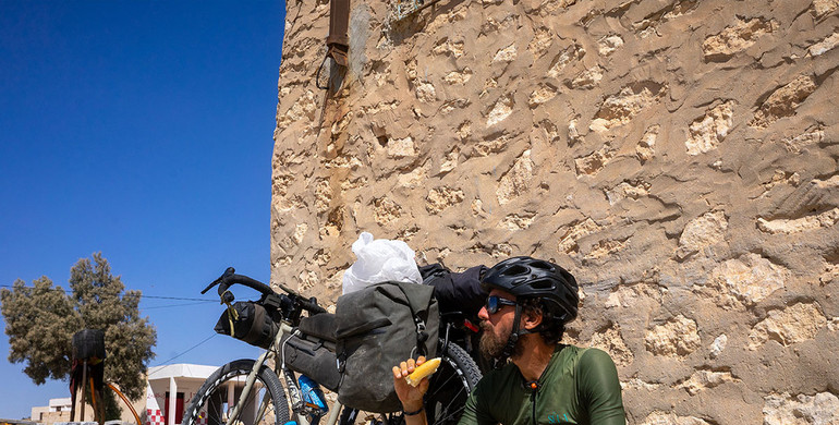 Mattia Lazzarin e la sua bici Teti: 11.600 chilometri lì, dove partono i migranti