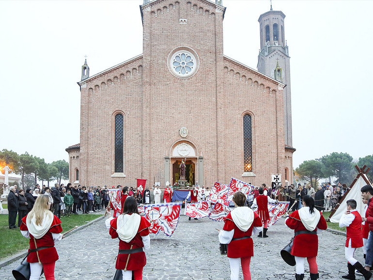 Megliadino San Fidenzio. Rievocazione, cena comunitaria e festa degli anniversari di matrimonio