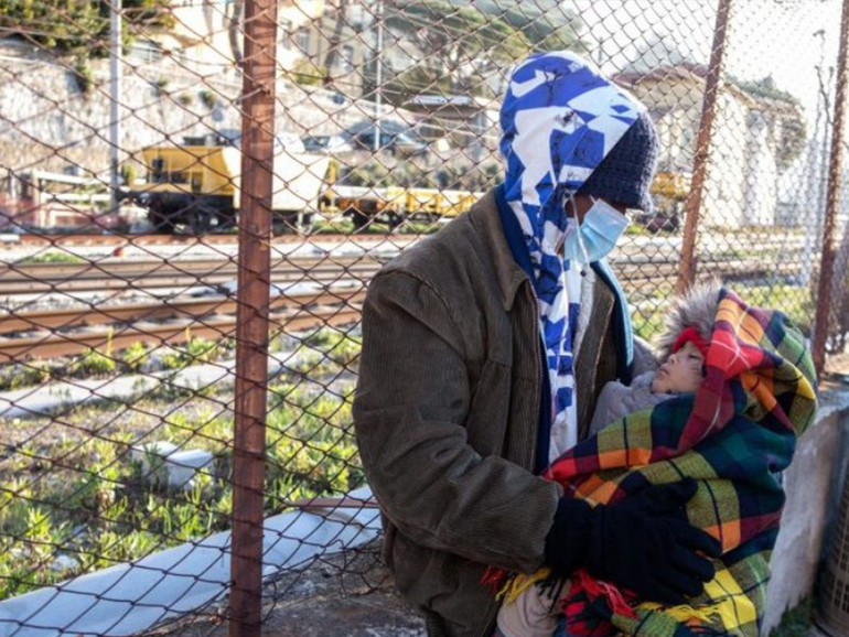 Migranti bloccati al confine italo-francese: l’impegno di Caritas e delle Chiese per assistere i più fragili