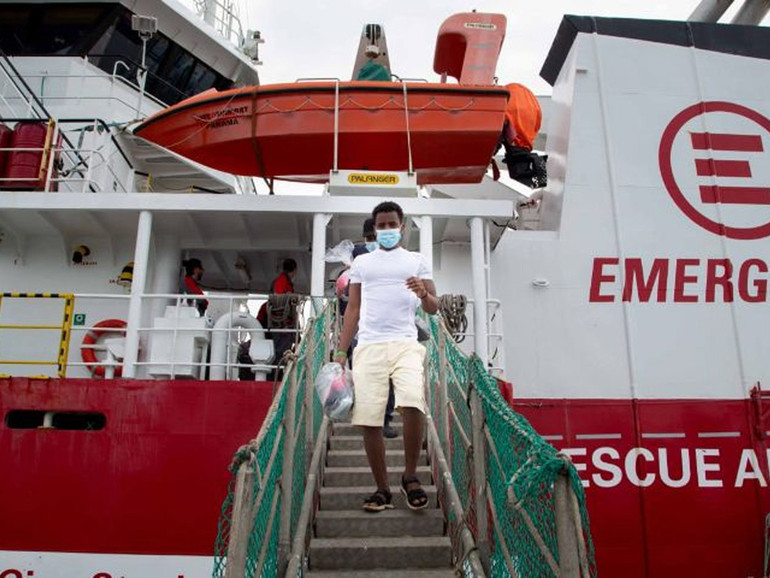 Migranti, concluso lo sbarco ad Ancona: "Molti in fuga da conflitti"