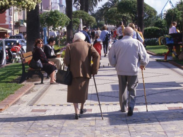 Mons. Ferretti (Foggia), “caldo e solitudine minacciano gli anziani: non lasciamoli soli”