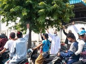 Myanmar, manifestazioni in tutto il Paese. A Mandalay anche il vescovo con le tre dita alzate in segno di solidarietà