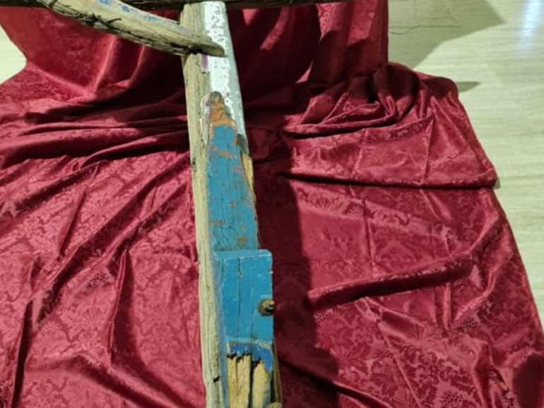 Naufragio nel crotonese: don Loprete, una croce con i resti del barcone in cui si trovavano i migranti che hanno perso la vita a Cutro