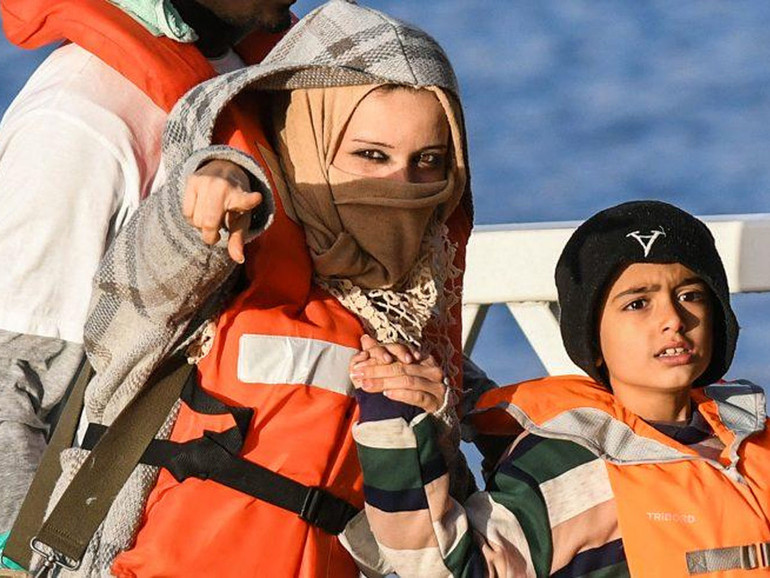 Naufragio nel Mediterraneo, "salvare la vita dei migranti torni a essere una priorità"