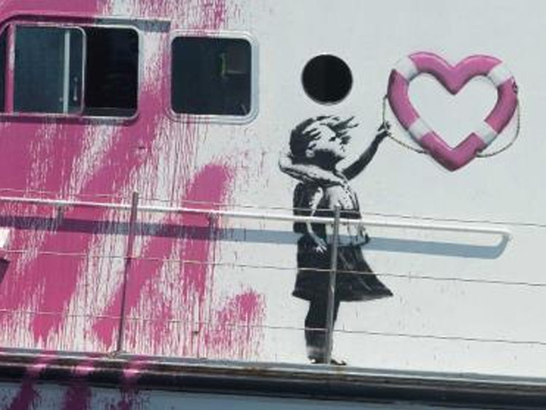 Nave Banksy, situazione grave sulla Louise Michel: “Siamo al limite, serve un porto sicuro”
