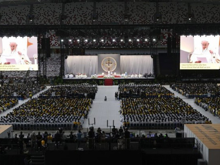 Papa a Singapore: messa allo stadio, “rispetto per tutti gli uomini, a prescindere da razza o credo”. “Non dimentichiamo la tenerezza”