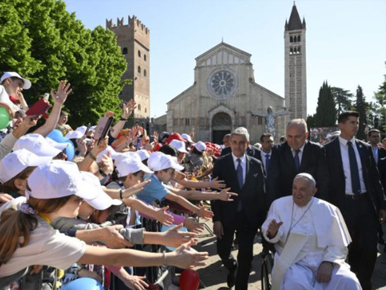 Papa a Verona: incontro con bambini e ragazzi, “dobbiamo essere un segno di pace”