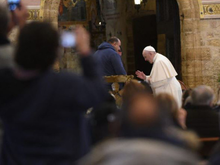 Papa ad Assisi: “se non impariamo a incontrarci, andiamo verso una fine molto triste”. “È tempo che ai poveri sia restituita la parola”