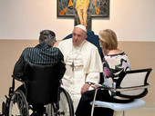 Papa al Gemelli: diffuse le prime foto, saluta i piccoli malati del reparto di oncologia pediatrica e neurochirurgia infantile