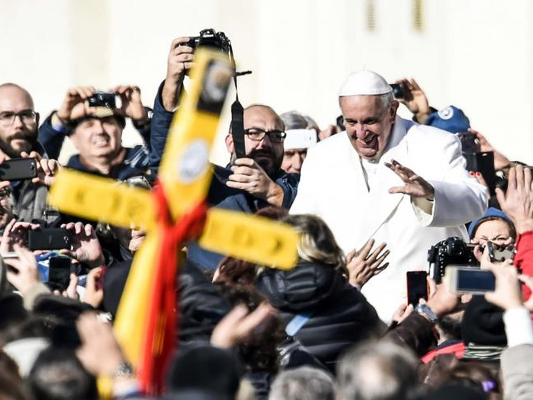 Papa al Gemelli: “notte tranquilla”. Stasera alle 20 il rosario con il card. Zuppi per la salute del Papa