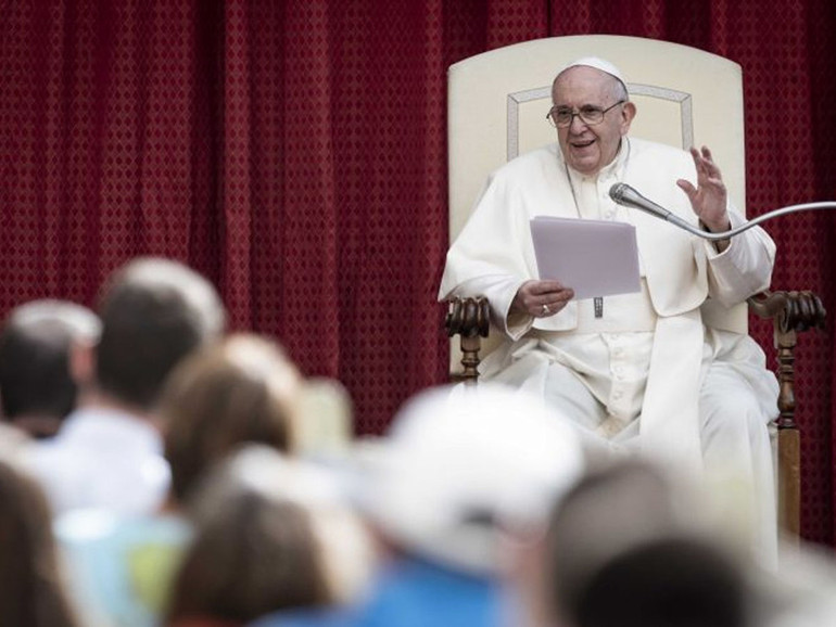 Papa all’udienza: “è bello rivederci faccia a faccia”