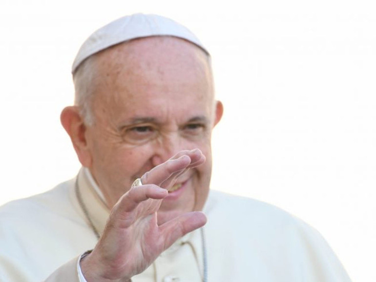 Papa all’udienza: “Vicino agli ammalati, grazie a medici, infermieri e volontari”